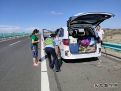 北屯执法大队救助受困群众 群众送锦旗致谢