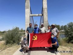 库尔特乡布拉特村党员志愿服务队助村民收草暖民心