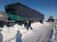 富蕴执法大队：货车风雪中被困 巡查人员及时救助
