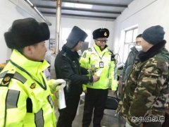富蕴执法大队：开展路警联合执法 依法查处违法超限运输车辆