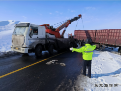 青河执法大队全力救助被困车辆确保道路安全畅通