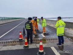 北屯执法大队联合公路养护部门深入开展公路安全隐患排查