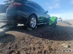 富蕴执法大队：热心帮助旅客更换轮胎 真情服务暖人心