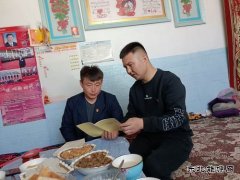 库尔特乡布拉特村开展“共产党员户”门牌更换活动