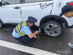 阿勒泰执法支队帮助受困车辆，及时排忧解难暖人心