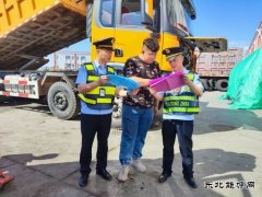 阿勒泰执法支队北屯执法大队联合各 部门开展治超宣传