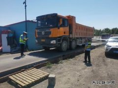 哈巴河执法大队：路警联合不放松 严守治超安全线