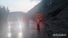 哈巴河执法大队：山体滑坡道路受阻，快速抢险保畅通