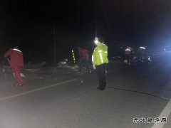 哈巴河执法大队：夜间清理路面散落物，保障群众出行安全