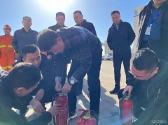 让管理干部熟练使用自救器、灭火器，中能煤田公司这么干