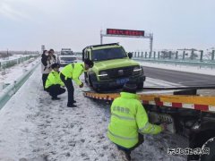 阿勒泰执法支队北屯执法大队暖心救助故障车辆