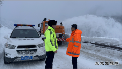布尔津执法大队：省道232线多处雪崩 积极抢险保通