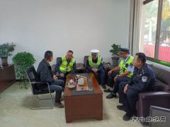 云南勐腊交通执法人员约谈货运源头企业  强化超限运输治理