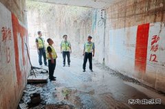 勐腊大队排查干线公路桥梁桥下空间安全隐患