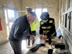 哈巴河执法大队：积极开展路警联合治超，确保公路安全