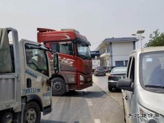 云南省勐海超限运输检测站执法人员及时疏导拥堵车辆