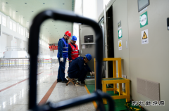 图片新闻：坚守“零违章” 检修保安全