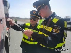 青河执法大队开展跨区域联合治超行动