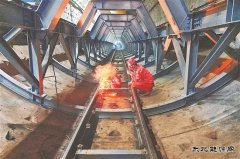 江底焊“钢龙”