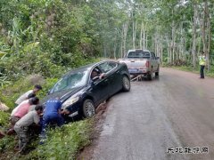 云南省交通执法局西双版纳支队勐腊大队帮助掉沟轿车脱困