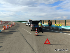 富蕴执法大队：车辆燃油耗尽被困高速，执法人员热心帮助解困