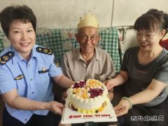 阿勒泰执法支队北屯执法大队上门为90岁高龄老人庆生
