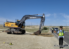 布尔津执法大队开展路域 环境专项整治行动