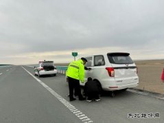 福海执法大队：援手相助被困车辆，迅速行动助其脱困