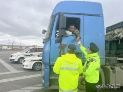 富蕴执法大队恰库尔图超限检测站开展治超宣传活动