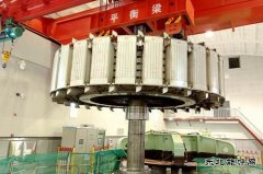 国网黑龙江水电总厂：镜泊湖发电厂4号机组改造工程转子顺利吊出