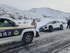 青河执法大队春节巡查期间高效救援雪天侧滑车辆