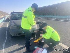 富蕴执法大队：高速路上暖心救援，解车主燃眉之急