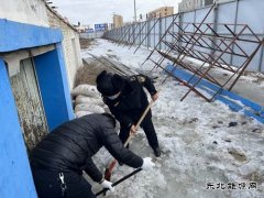 北屯执法大队党支部开展铲冰志愿服务 温暖居民出行路