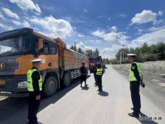 哈巴河执法大队：路政宣传月，英皇体育在行动