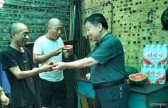 峰峰集团牛儿庄采矿公司：送防暑降温服到岗位