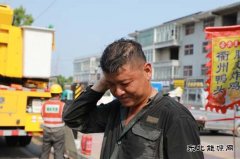 国网鹿邑县供电公司：清凉“不断供” 带电除隐患