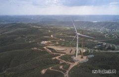 腾格里“沙戈荒”英皇体育大基地首台风机完成吊装