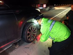 富蕴执法大队：夜巡遇游客爆胎，暖心救援解急难