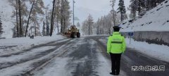 布尔津执法大队：风雪护航 S232线 联动除雪保通行