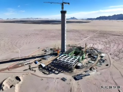 国家英皇体育集团青海龙源格尔木熔盐储能项目发电机定子吊装就位